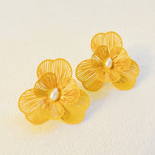 Load image into Gallery viewer, Princess Pearl Centered Flower Earrings